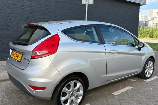 Ford Fiesta (2010) thumbnail 4