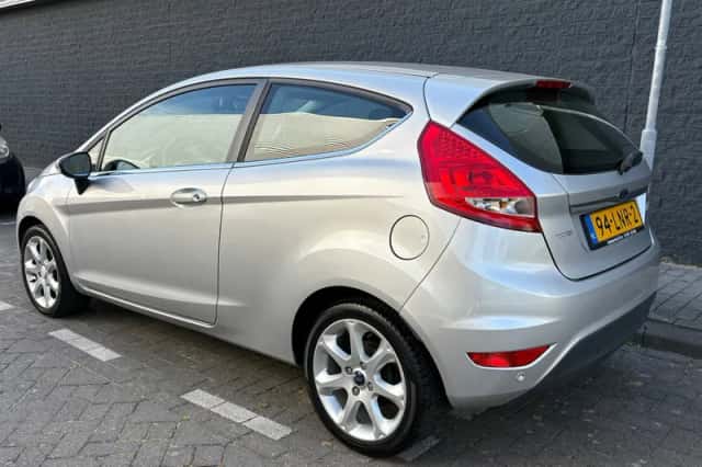 Ford Fiesta (2010) thumbnail 5
