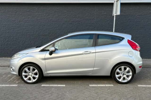 Ford Fiesta (2010) thumbnail 6