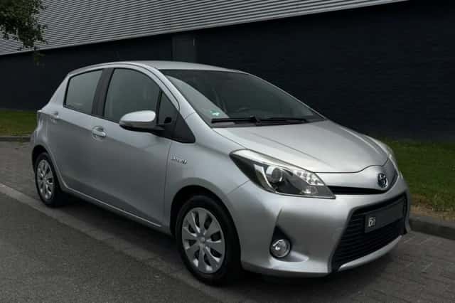 Toyota Yaris (2013) thumbnail 2
