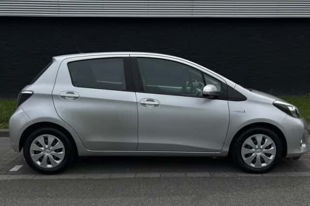 Toyota Yaris (2013) thumbnail 3