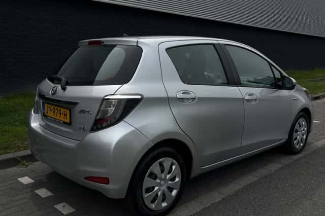 Toyota Yaris (2013) thumbnail 4