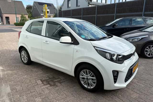 Kia Picanto (2023) thumbnail 3