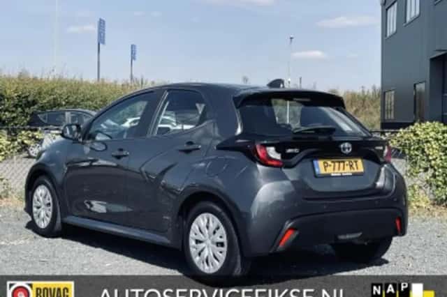 Toyota Yaris (2022) thumbnail 2
