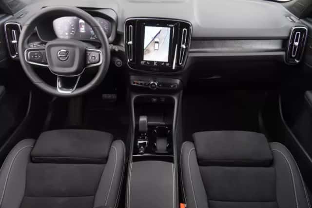 Volvo XC40 (2023) thumbnail 3