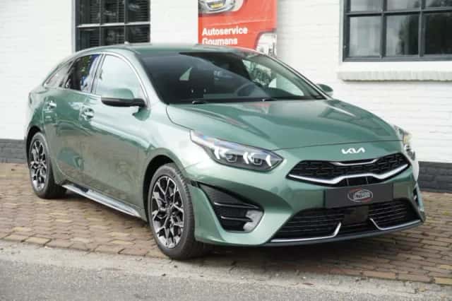 Kia ProCeed (2023) thumbnail 4