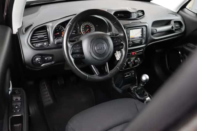 Jeep Renegade (2017) thumbnail 2
