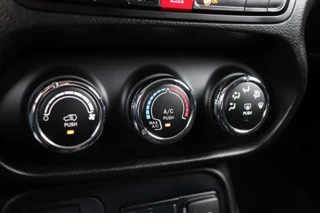 Jeep Renegade (2017) thumbnail 6