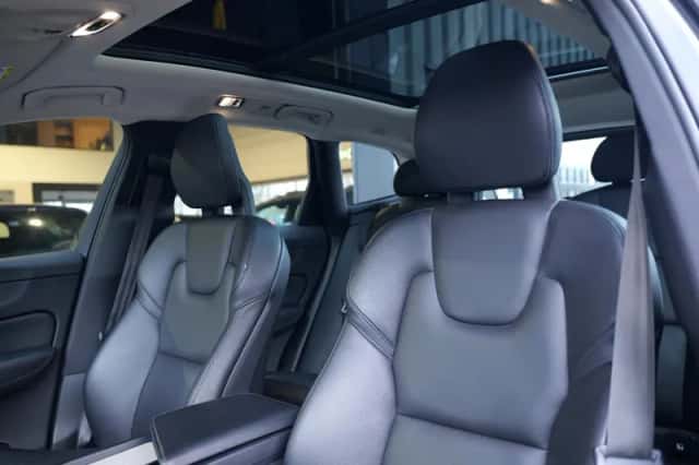 Volvo XC60 (2017) thumbnail 2