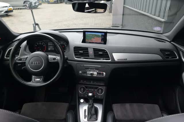 Audi Q3 (2017) thumbnail 2