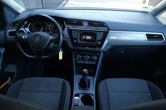 Volkswagen Touran (2016) thumbnail 2