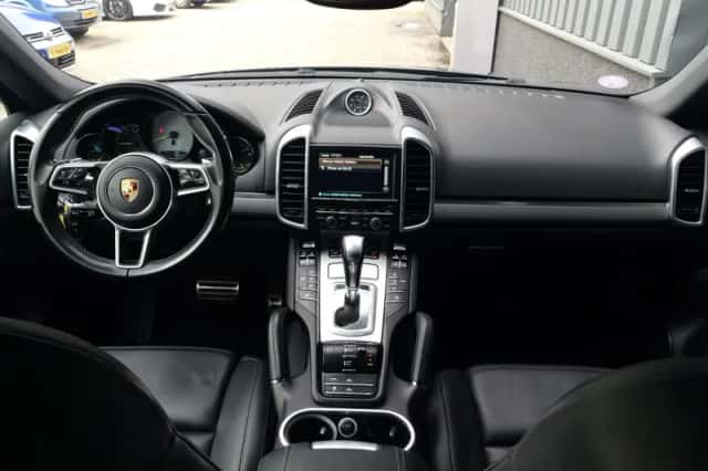 Porsche Cayenne (2015) thumbnail 2