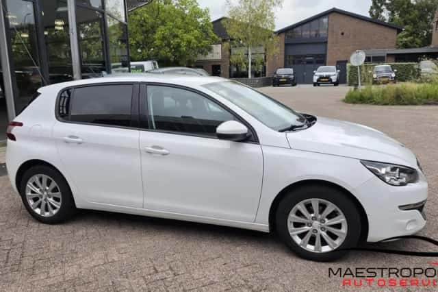 Peugeot 308 (2016) thumbnail 5