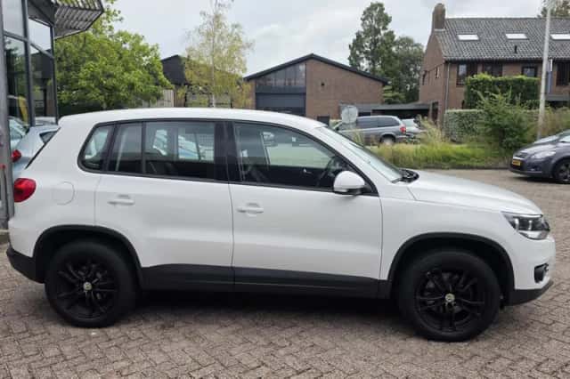 Volkswagen Tiguan (2012) thumbnail 6
