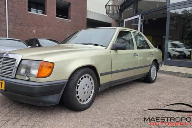 Mercedes-Benz 300-Serie (1986) thumbnail 4