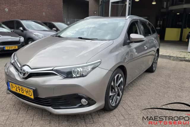 Toyota Auris (2016) thumbnail 3