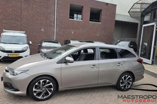 Toyota Auris (2016) thumbnail 4
