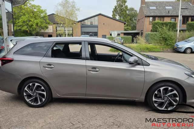 Toyota Auris (2016) thumbnail 5