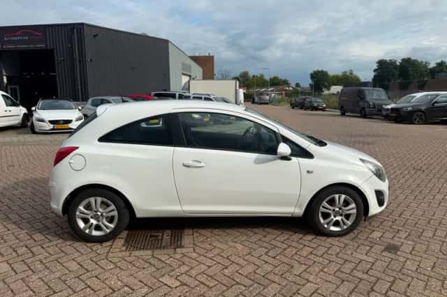 Opel Corsa (2014) thumbnail 2