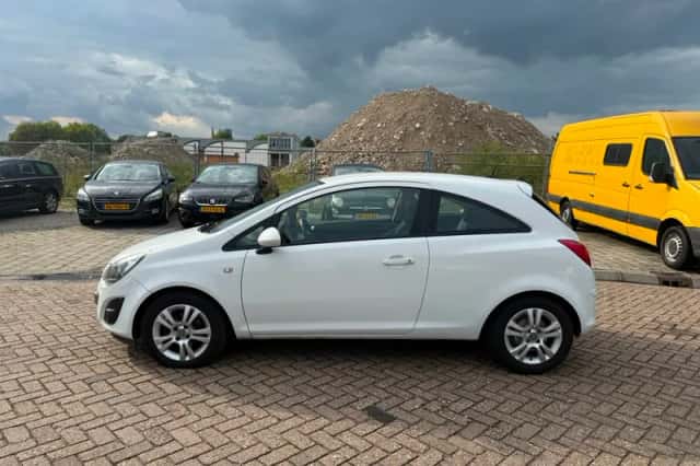 Opel Corsa (2014) thumbnail 3