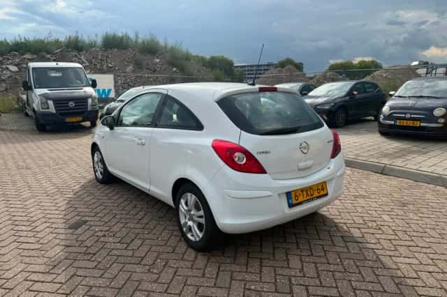 Opel Corsa (2014) thumbnail 4