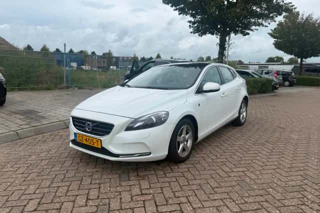 Volvo V40 (2015) thumbnail 1