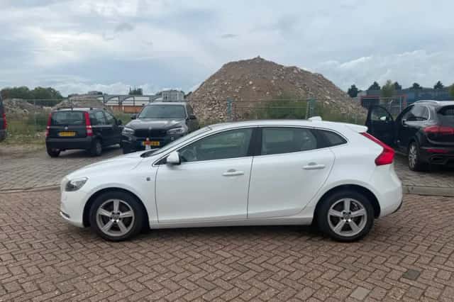 Volvo V40 (2015) thumbnail 2