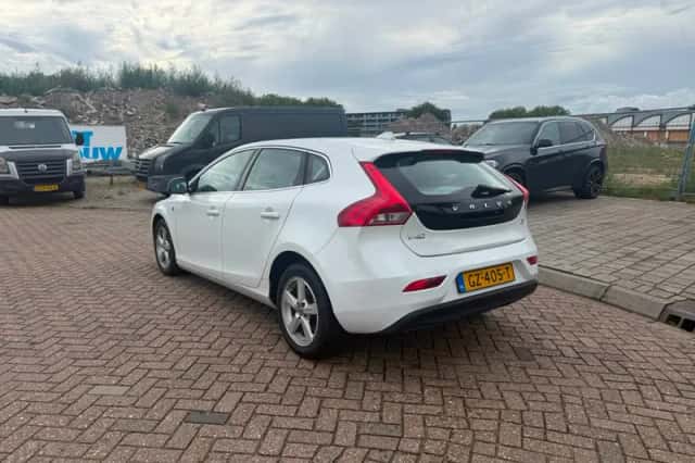 Volvo V40 (2015) thumbnail 3