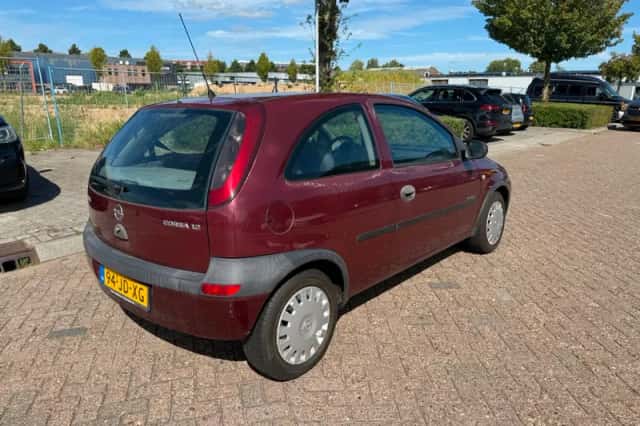 Opel Corsa (2002) thumbnail 3