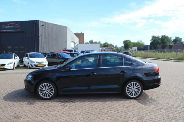 Volkswagen Jetta (2013) thumbnail 2