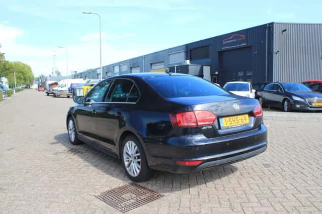Volkswagen Jetta (2013) thumbnail 3