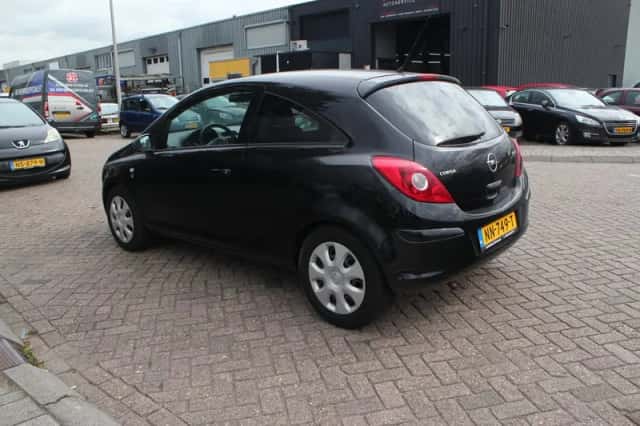 Opel Corsa (2011) thumbnail 3