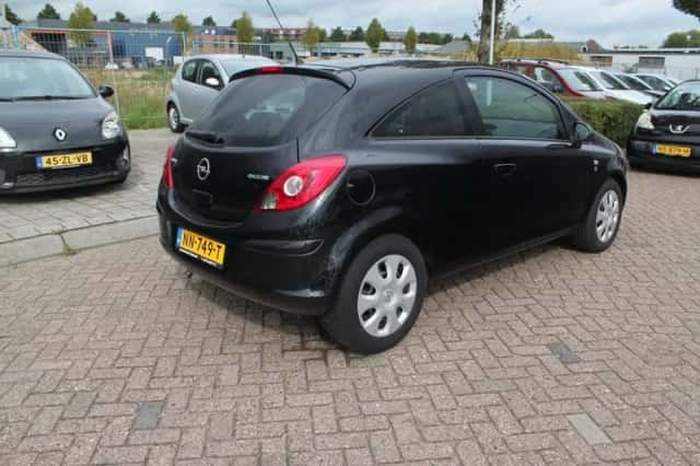 Opel Corsa (2011) thumbnail 5