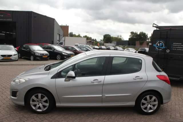 Peugeot 308 (2011) thumbnail 2