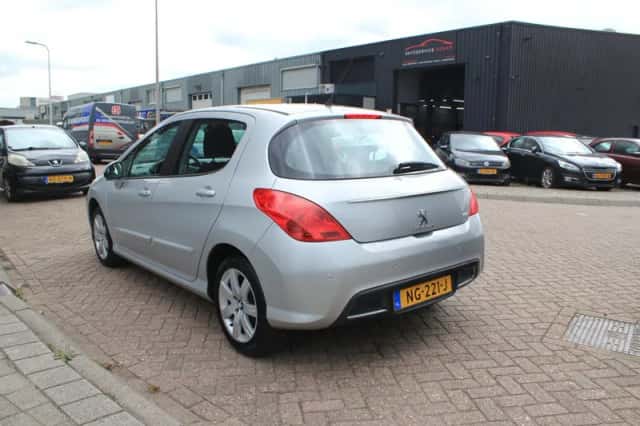 Peugeot 308 (2011) thumbnail 3