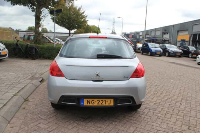 Peugeot 308 (2011) thumbnail 4