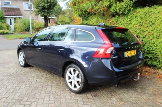 Volvo V60 (2015) thumbnail 2