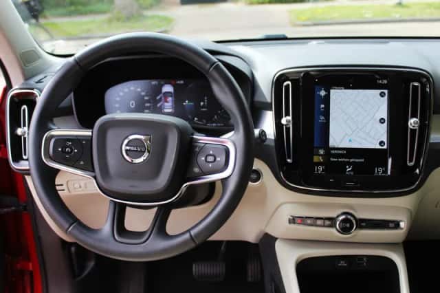 Volvo XC40 (2022) thumbnail 3
