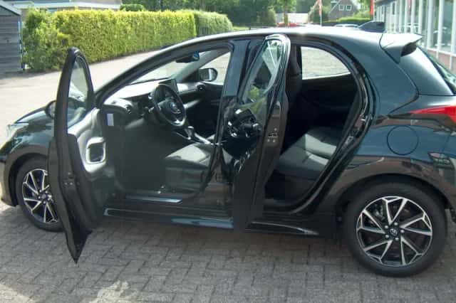 Toyota Yaris (2022) thumbnail 4