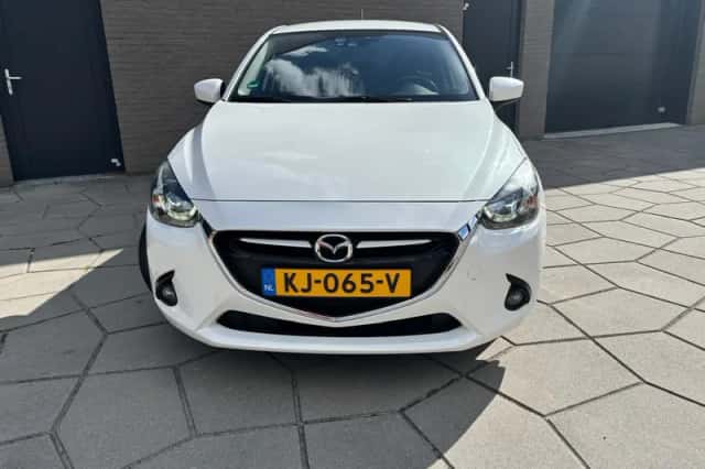 Mazda 2 (2016) thumbnail 2