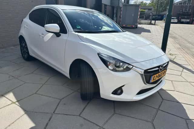 Mazda 2 (2016) thumbnail 3