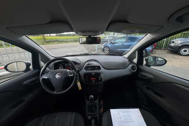Fiat Punto (2010) thumbnail 2