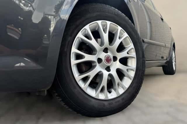 Fiat Punto (2010) thumbnail 3