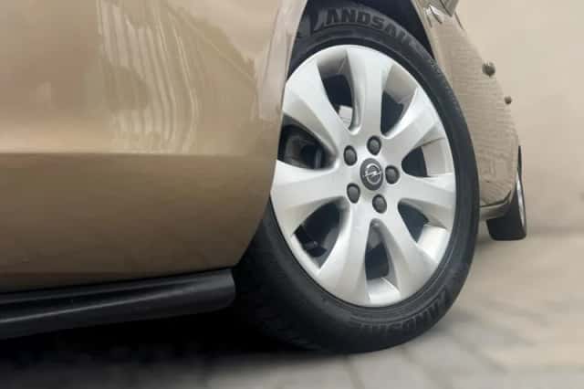 Opel Zafira Tourer (2014) thumbnail 3