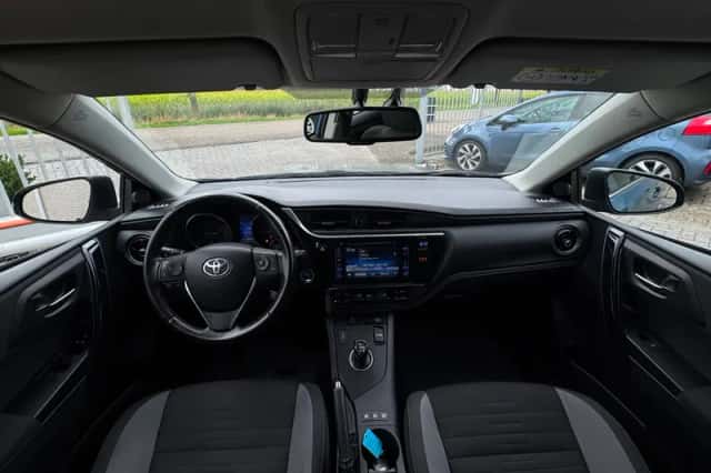 Toyota Auris (2015) thumbnail 2
