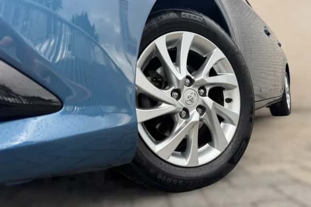 Toyota Auris (2015) thumbnail 3