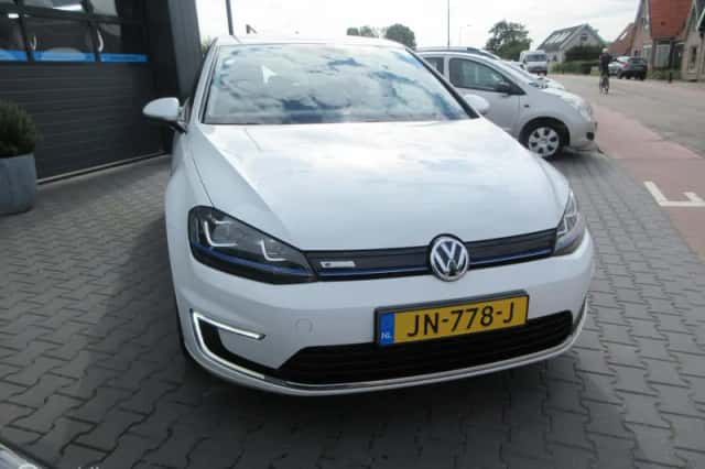 Volkswagen e-Golf (2016) thumbnail 2