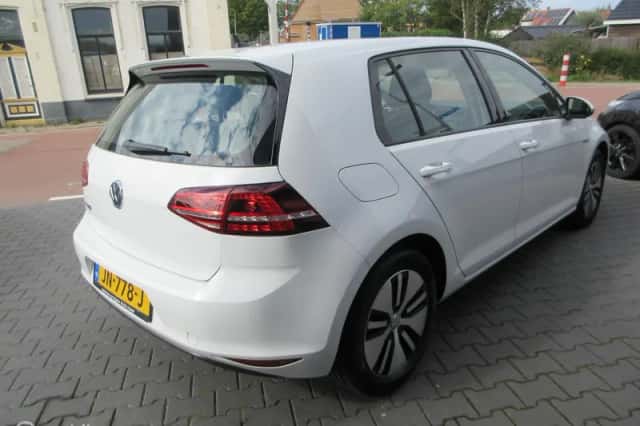 Volkswagen e-Golf (2016) thumbnail 3