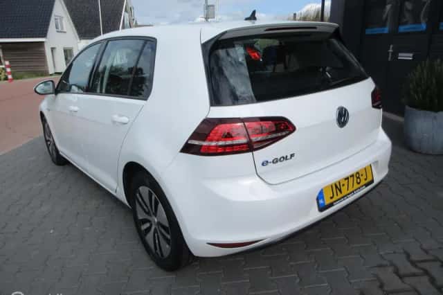 Volkswagen e-Golf (2016) thumbnail 4