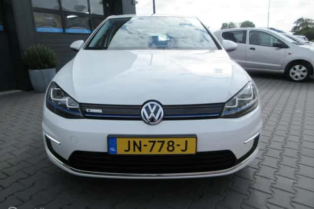 Volkswagen e-Golf (2016) thumbnail 6
